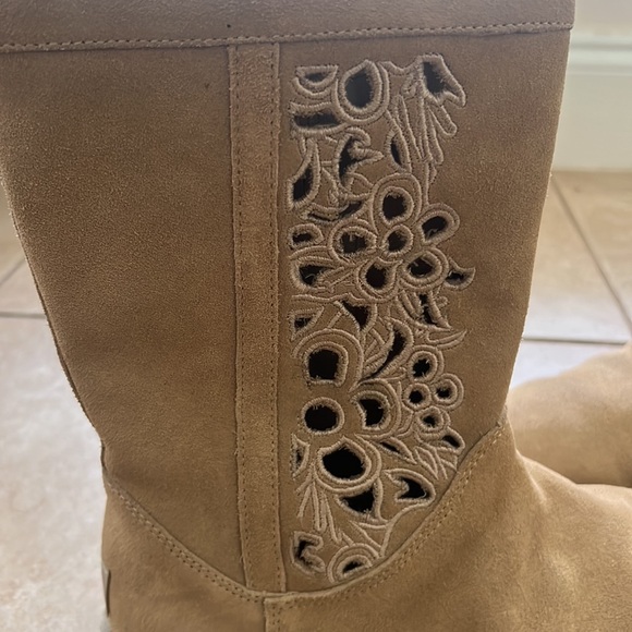 Floral cut out Uggs - Picture 3 of 7